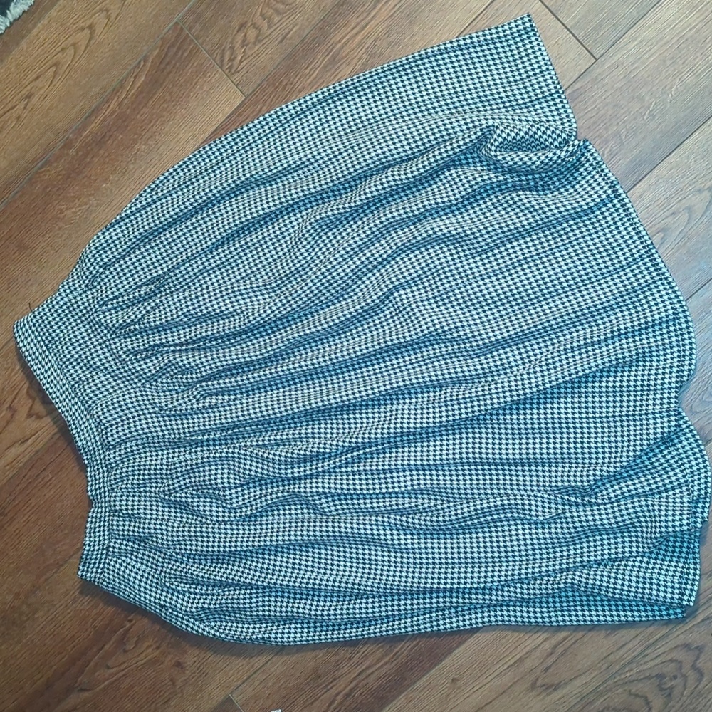 Talbots B/W pleated skirted